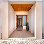 Ruana - 5 Bedrooms On Suite- Free Out Door Hot Jacuzzi - By Bedzy