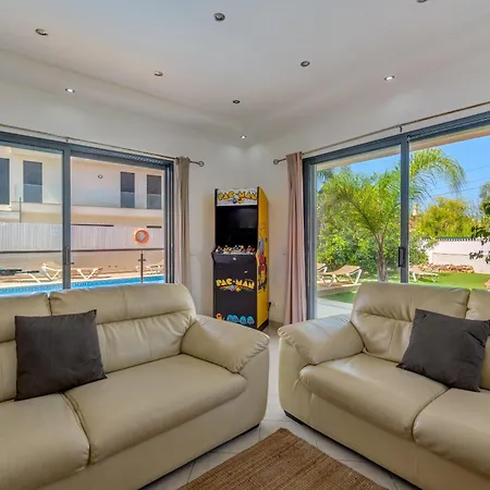 Ruana - 5 Bedrooms On Suite- Free Out Door Hot Jacuzzi - By Bedzy Villa
