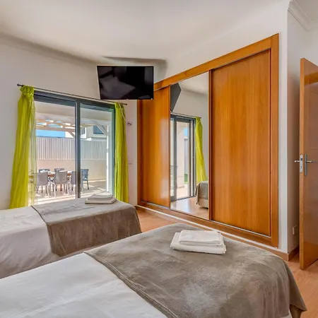 Villa Ruana - 5 Bedrooms On Suite- Free Out Door Hot Jacuzzi - By Bedzy *