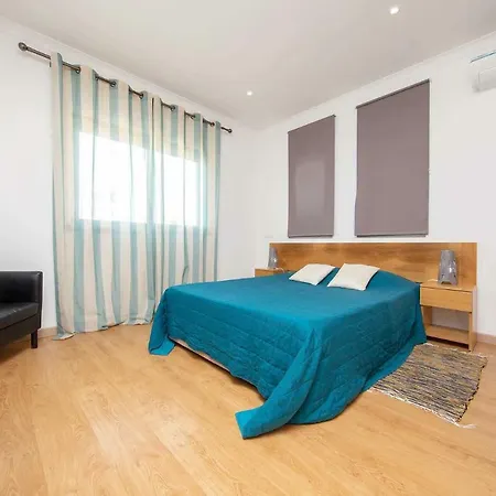 Ruana - 5 Bedrooms On Suite- Free Out Door Hot Jacuzzi - By Bedzy *