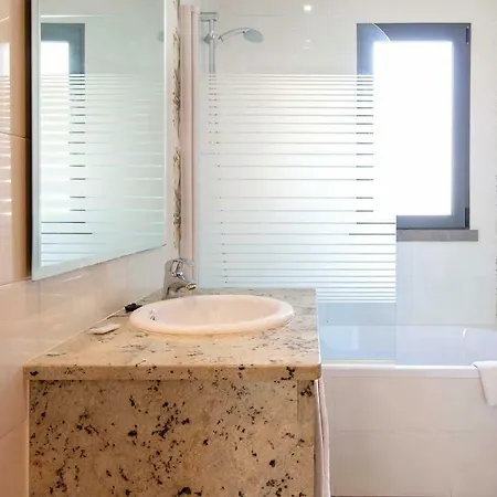Villa Ruana - 5 Bedrooms On Suite- Free Out Door Hot Jacuzzi - By Bedzy