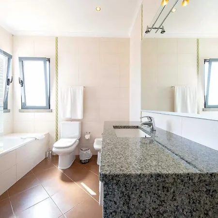 Villa Ruana - 5 Bedrooms On Suite- Free Out Door Hot Jacuzzi - By Bedzy
