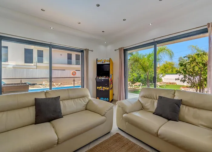 Ruana - 5 Bedrooms On Suite- Free Out Door Hot Jacuzzi - By Bedzy Villa