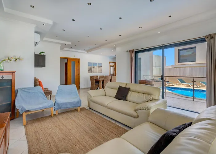 Villa Ruana - 5 Bedrooms On Suite- Free Out Door Hot Jacuzzi - By Bedzy