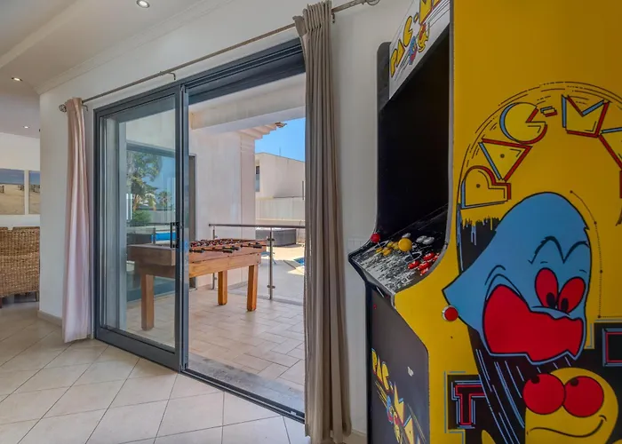 Villa Ruana - 5 Bedrooms On Suite- Free Out Door Hot Jacuzzi - By Bedzy *