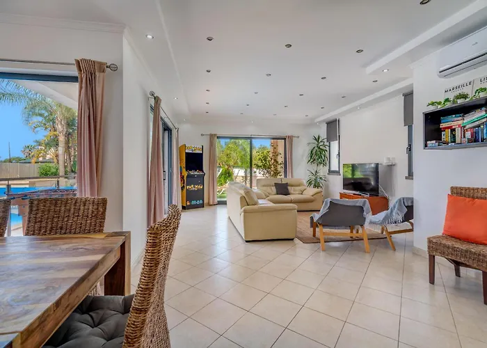 Ruana - 5 Bedrooms On Suite- Free Out Door Hot Jacuzzi - By Bedzy * Albufeira