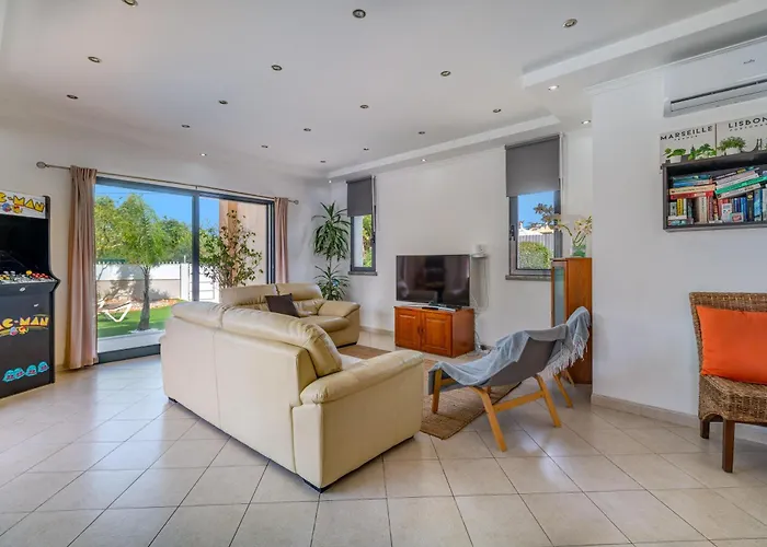 Ruana - 5 Bedrooms On Suite- Free Out Door Hot Jacuzzi - By Bedzy