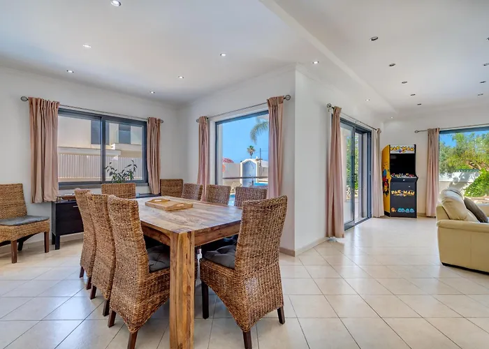 Ruana - 5 Bedrooms On Suite- Free Out Door Hot Jacuzzi - By Bedzy Villa