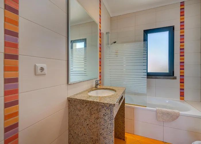 Ruana - 5 Bedrooms On Suite- Free Out Door Hot Jacuzzi - By Bedzy Villa