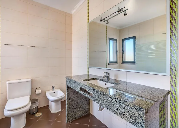 Villa Ruana - 5 Bedrooms On Suite- Free Out Door Hot Jacuzzi - By Bedzy