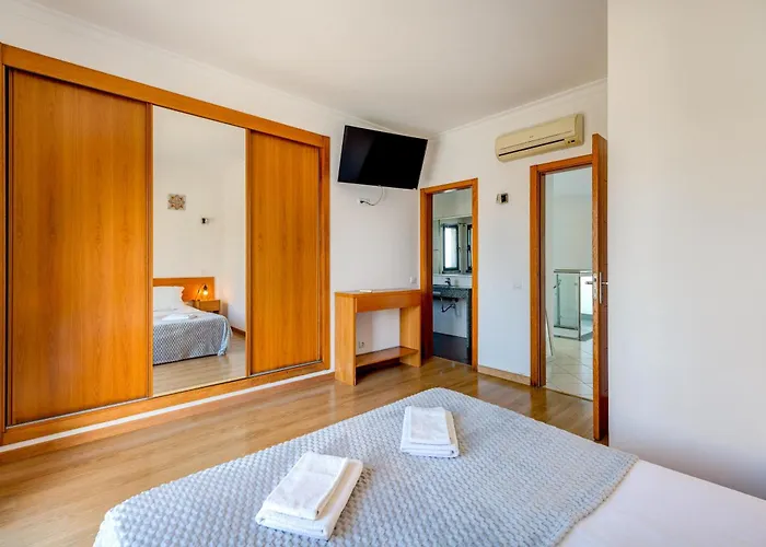 Villa Ruana - 5 Bedrooms On Suite- Free Out Door Hot Jacuzzi - By Bedzy *