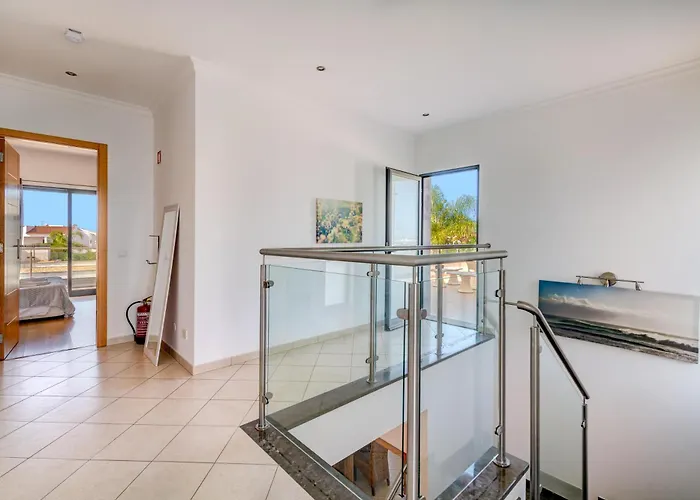 Ruana - 5 Bedrooms On Suite- Free Out Door Hot Jacuzzi - By Bedzy Villa