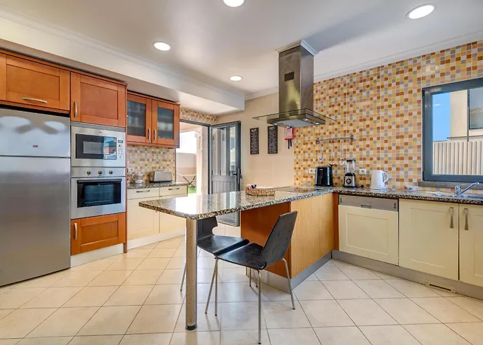 Ruana - 5 Bedrooms On Suite- Free Out Door Hot Jacuzzi - By Bedzy Βίλα