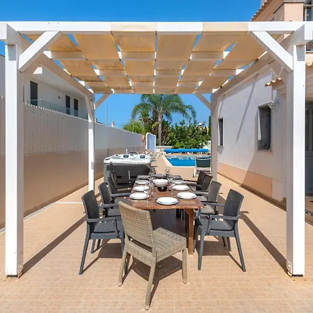 Ruana - 5 Bedrooms On Suite- Free Out Door Hot Jacuzzi - By Bedzy Vila