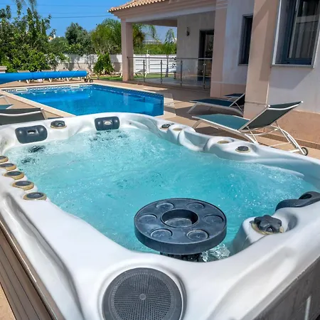 Vila Ruana - 5 Bedrooms On Suite- Free Out Door Hot Jacuzzi - By Bedzy *