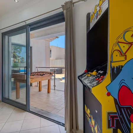 Vila Ruana - 5 Bedrooms On Suite- Free Out Door Hot Jacuzzi - By Bedzy *