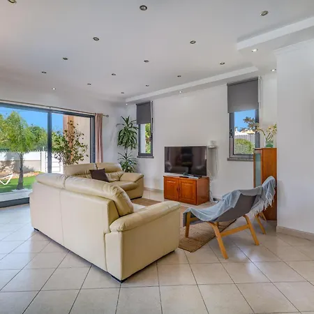 Ruana - 5 Bedrooms On Suite- Free Out Door Hot Jacuzzi - By Bedzy