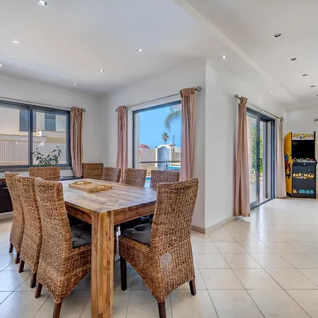 Ruana - 5 Bedrooms On Suite- Free Out Door Hot Jacuzzi - By Bedzy Vila
