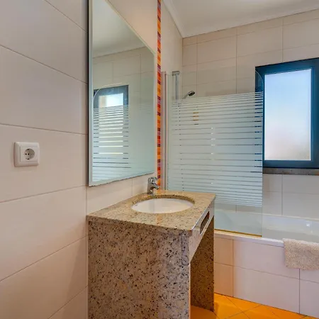 Ruana - 5 Bedrooms On Suite- Free Out Door Hot Jacuzzi - By Bedzy Vila
