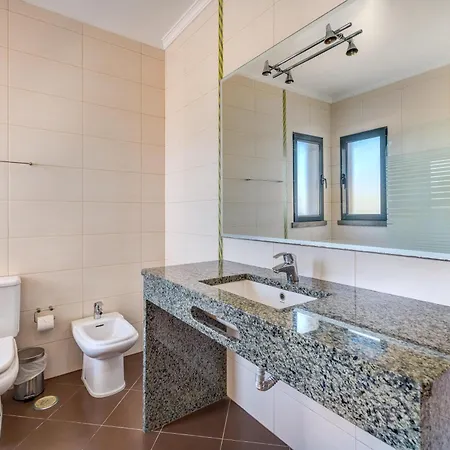 Vila Ruana - 5 Bedrooms On Suite- Free Out Door Hot Jacuzzi - By Bedzy