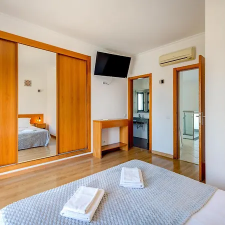 Vila Ruana - 5 Bedrooms On Suite- Free Out Door Hot Jacuzzi - By Bedzy *