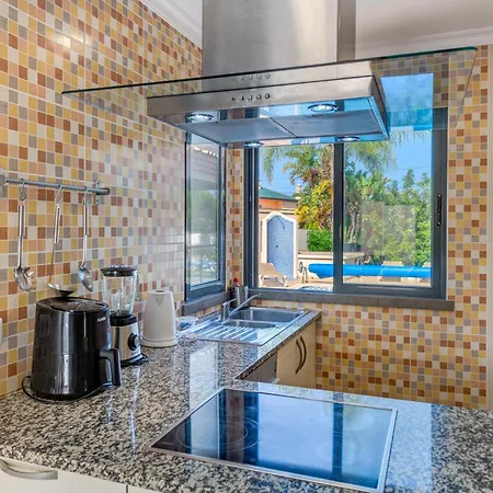 Ruana - 5 Bedrooms On Suite- Free Out Door Hot Jacuzzi - By Bedzy