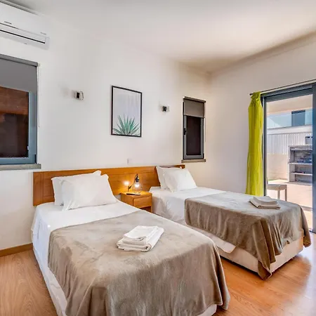 Ruana - 5 Bedrooms On Suite- Free Out Door Hot Jacuzzi - By Bedzy Vila *