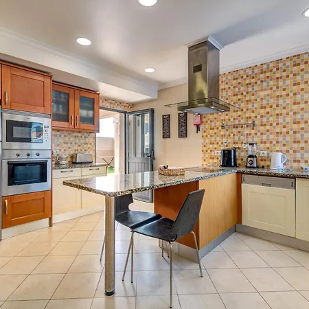 Ruana - 5 Bedrooms On Suite- Free Out Door Hot Jacuzzi - By Bedzy Vila