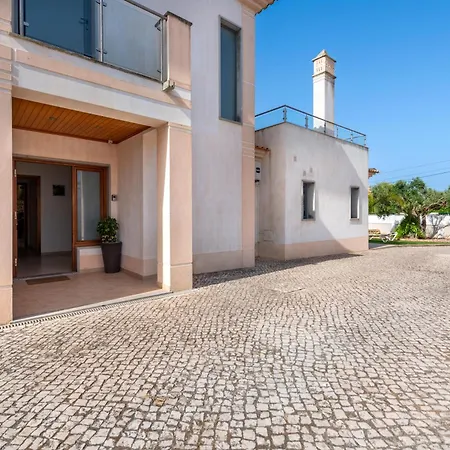 Ruana - 5 Bedrooms On Suite- Free Out Door Hot Jacuzzi - By Bedzy Vila