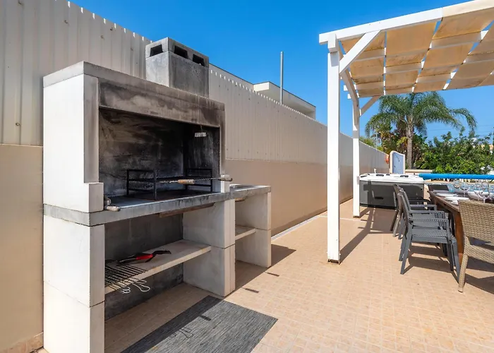 Ruana - 5 Bedrooms On Suite- Free Out Door Hot Jacuzzi - By Bedzy