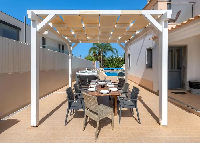 Ruana - 5 Bedrooms On Suite- Free Out Door Hot Jacuzzi - By Bedzy Villa