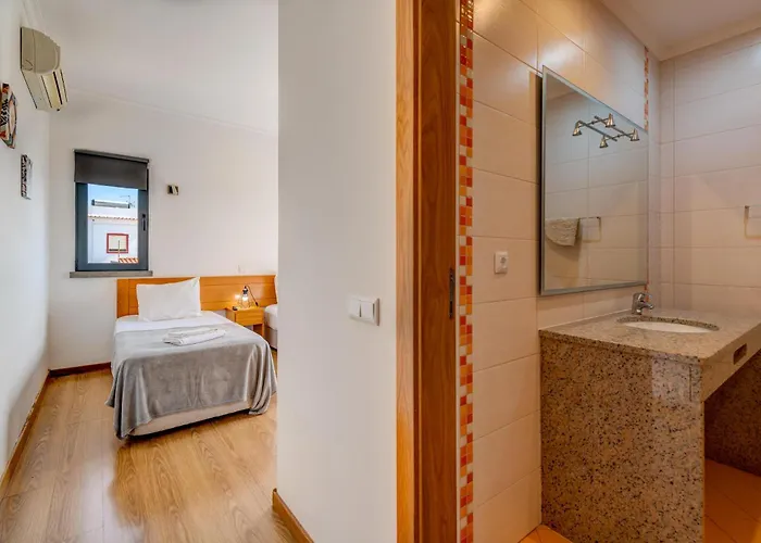 Ruana - 5 Bedrooms On Suite- Free Out Door Hot Jacuzzi - By Bedzy *