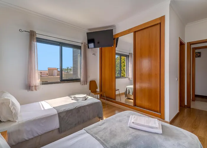Ruana - 5 Bedrooms On Suite- Free Out Door Hot Jacuzzi - By Bedzy *