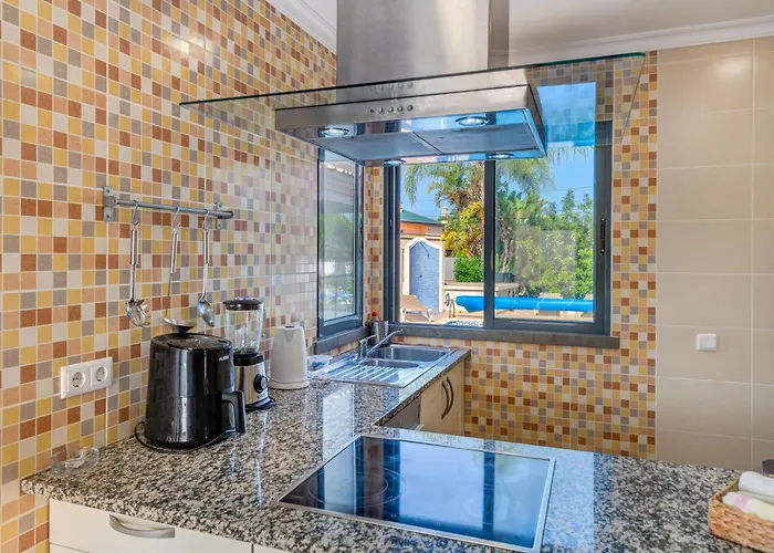 Ruana - 5 Bedrooms On Suite- Free Out Door Hot Jacuzzi - By Bedzy