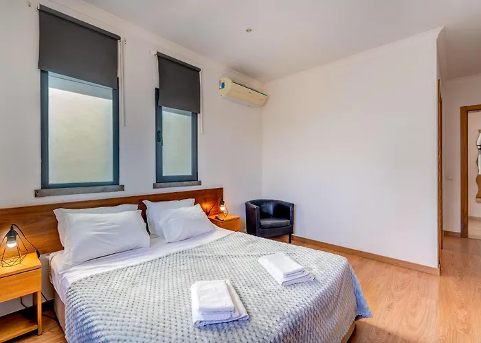 Villa Ruana - 5 Bedrooms On Suite- Free Out Door Hot Jacuzzi - By Bedzy
