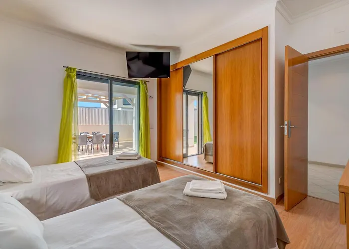 Villa Ruana - 5 Bedrooms On Suite- Free Out Door Hot Jacuzzi - By Bedzy *