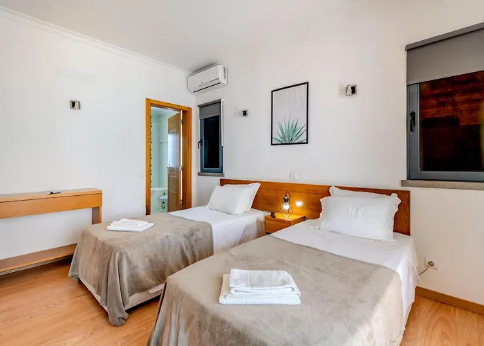Ruana - 5 Bedrooms On Suite- Free Out Door Hot Jacuzzi - By Bedzy *