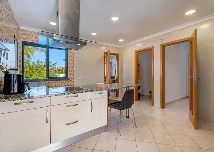 Ruana - 5 Bedrooms On Suite- Free Out Door Hot Jacuzzi - By Bedzy