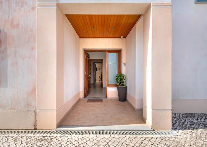 Ruana - 5 Bedrooms On Suite- Free Out Door Hot Jacuzzi - By Bedzy