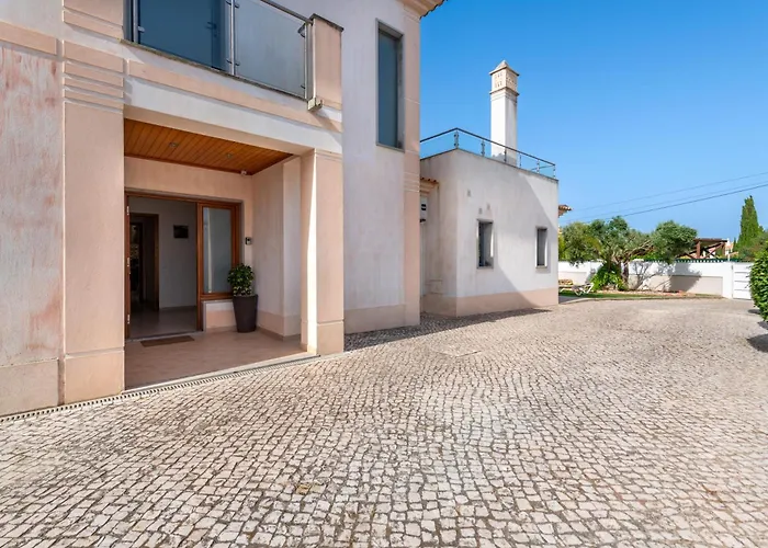 Ruana - 5 Bedrooms On Suite- Free Out Door Hot Jacuzzi - By Bedzy Villa